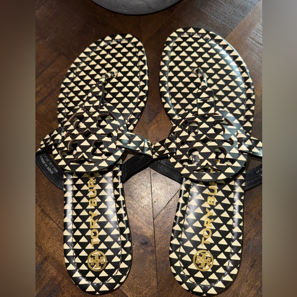 EUC Tory Burch Miller Flip Flop Sandal Triangle Geo Allover SZ 8.5